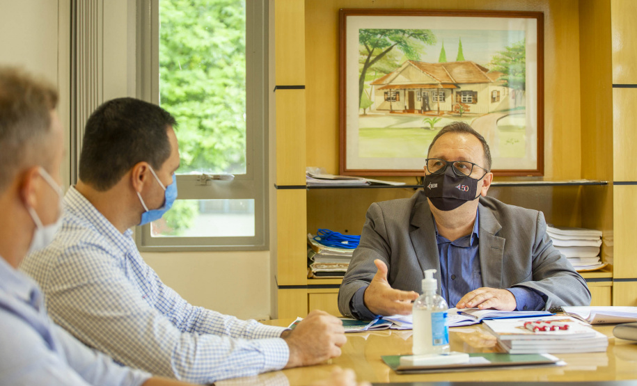 O reitor da Universidade Estadual de Maringá (UEM), Julio César Damasceno, se reuniu com o prefeito de Ângulo, Rogério Aparecido Bernardo, que preside a Associação dos Municípios do Setentrião Paranaense (Amusep). Na ocasião, foi discutida a realização de uma pesquisa sobre as oportunidades econômicas existentes em 30 cidades das regiões norte e noroeste do Paraná, que compõem a jurisdição da Amusep. - Maringá, 28/-1/2021  -  Foto: Divulgação UEM