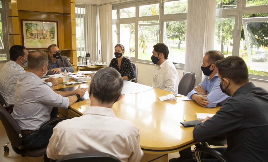 O reitor da Universidade Estadual de Maringá (UEM), Julio César Damasceno, se reuniu com o prefeito de Ângulo, Rogério Aparecido Bernardo, que preside a Associação dos Municípios do Setentrião Paranaense (Amusep). Na ocasião, foi discutida a realização de uma pesquisa sobre as oportunidades econômicas existentes em 30 cidades das regiões norte e noroeste do Paraná, que compõem a jurisdição da Amusep. - Maringá, 28/-1/2021  -  Foto: Divulgação UEM