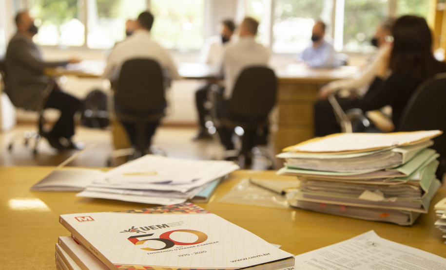 O reitor da Universidade Estadual de Maringá (UEM), Julio César Damasceno, se reuniu com o prefeito de Ângulo, Rogério Aparecido Bernardo, que preside a Associação dos Municípios do Setentrião Paranaense (Amusep). Na ocasião, foi discutida a realização de uma pesquisa sobre as oportunidades econômicas existentes em 30 cidades das regiões norte e noroeste do Paraná, que compõem a jurisdição da Amusep. - Maringá, 28/-1/2021  -  Foto: Divulgação UEM