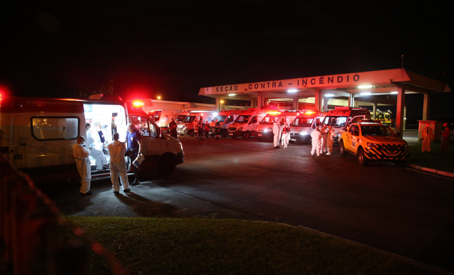 O Governo do Paraná recebe 14 pacientes com Covid-19, neste domingo (31), transferidos de Manaus (AM), Região Norte do País.  Apos o desembarque  no Aeroporto Internacional Afonso Pena, em São José dos Pinhais, eles serão encaminhados para tratamento no Hospital do Rocio, em Campo Largo.31/01/2021 - Foto: Geraldo Bubniak/AEN