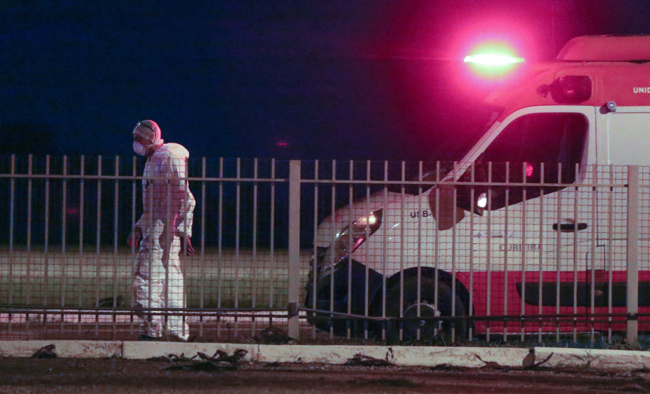 O Governo do Paraná recebe 14 pacientes com Covid-19, neste domingo (31), transferidos de Manaus (AM), Região Norte do País.  Apos o desembarque  no Aeroporto Internacional Afonso Pena, em São José dos Pinhais, eles serão encaminhados para tratamento no Hospital do Rocio, em Campo Largo.31/01/2021 - Foto: Geraldo Bubniak/AEN