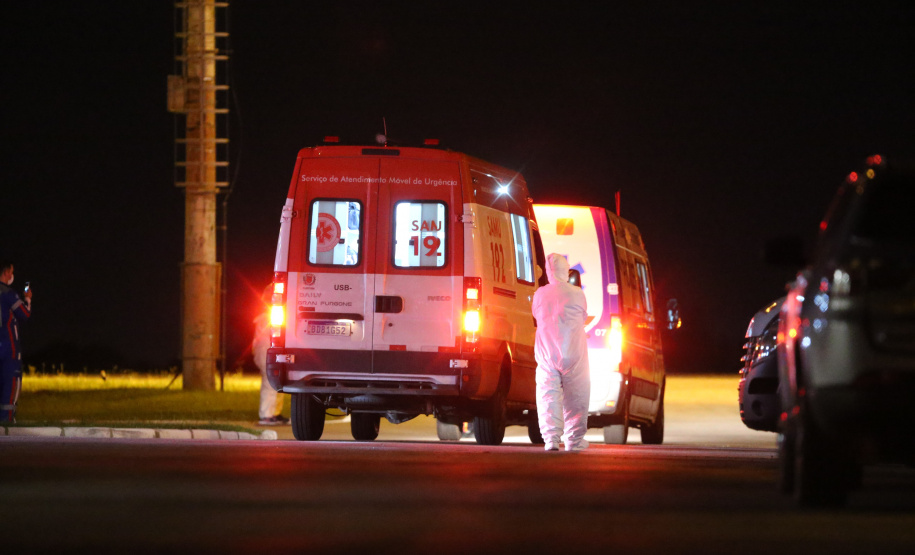 O Governo do Paraná recebe 14 pacientes com Covid-19, neste domingo (31), transferidos de Manaus (AM), Região Norte do País.  Apos o desembarque  no Aeroporto Internacional Afonso Pena, em São José dos Pinhais, eles serão encaminhados para tratamento no Hospital do Rocio, em Campo Largo.31/01/2021 - Foto: Geraldo Bubniak/AEN