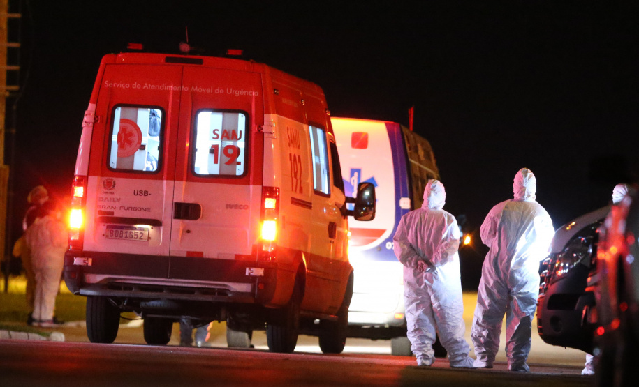 O Governo do Paraná recebe 14 pacientes com Covid-19, neste domingo (31), transferidos de Manaus (AM), Região Norte do País.  Apos o desembarque  no Aeroporto Internacional Afonso Pena, em São José dos Pinhais, eles serão encaminhados para tratamento no Hospital do Rocio, em Campo Largo.31/01/2021 - Foto: Geraldo Bubniak/AEN