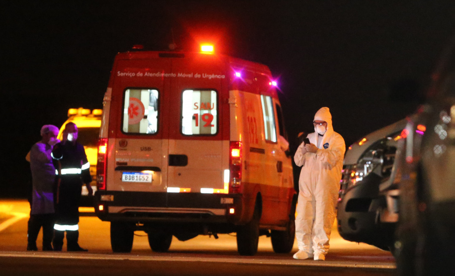 O Governo do Paraná recebe 14 pacientes com Covid-19, neste domingo (31), transferidos de Manaus (AM), Região Norte do País.  Apos o desembarque  no Aeroporto Internacional Afonso Pena, em São José dos Pinhais, eles serão encaminhados para tratamento no Hospital do Rocio, em Campo Largo.31/01/2021 - Foto: Geraldo Bubniak/AEN
