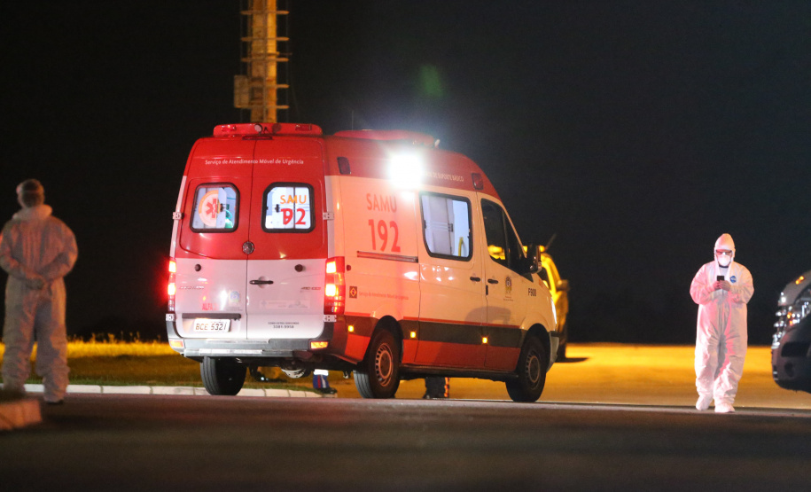 O Governo do Paraná recebe 14 pacientes com Covid-19, neste domingo (31), transferidos de Manaus (AM), Região Norte do País.  Apos o desembarque  no Aeroporto Internacional Afonso Pena, em São José dos Pinhais, eles serão encaminhados para tratamento no Hospital do Rocio, em Campo Largo.31/01/2021 - Foto: Geraldo Bubniak/AEN