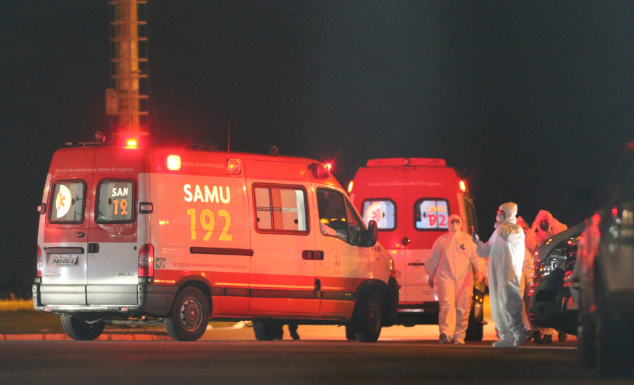 O Governo do Paraná recebe 14 pacientes com Covid-19, neste domingo (31), transferidos de Manaus (AM), Região Norte do País.  Apos o desembarque  no Aeroporto Internacional Afonso Pena, em São José dos Pinhais, eles serão encaminhados para tratamento no Hospital do Rocio, em Campo Largo.31/01/2021 - Foto: Geraldo Bubniak/AEN