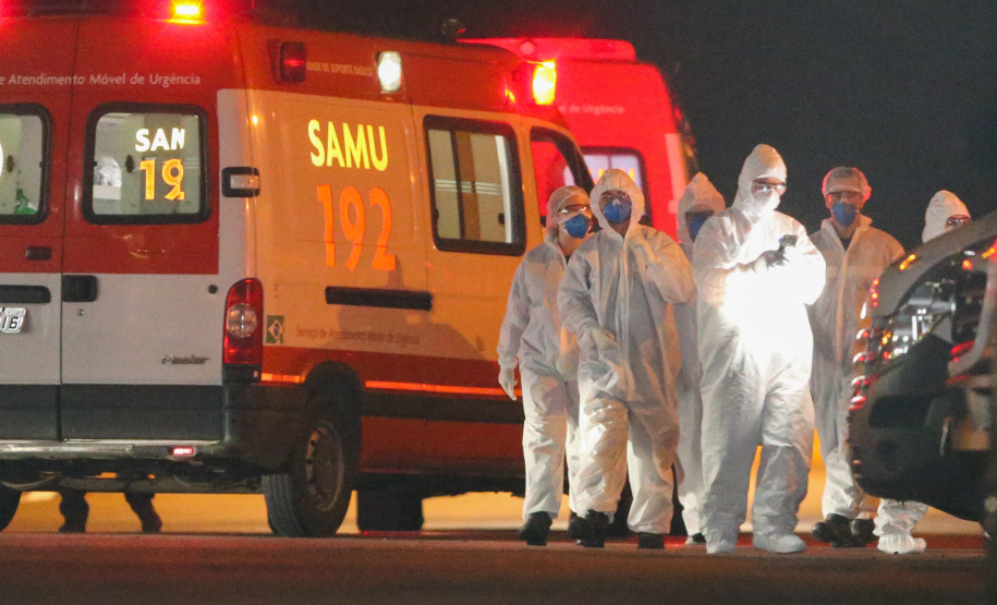 O Governo do Paraná recebe 14 pacientes com Covid-19, neste domingo (31), transferidos de Manaus (AM), Região Norte do País.  Apos o desembarque  no Aeroporto Internacional Afonso Pena, em São José dos Pinhais, eles serão encaminhados para tratamento no Hospital do Rocio, em Campo Largo.31/01/2021 - Foto: Geraldo Bubniak/AEN