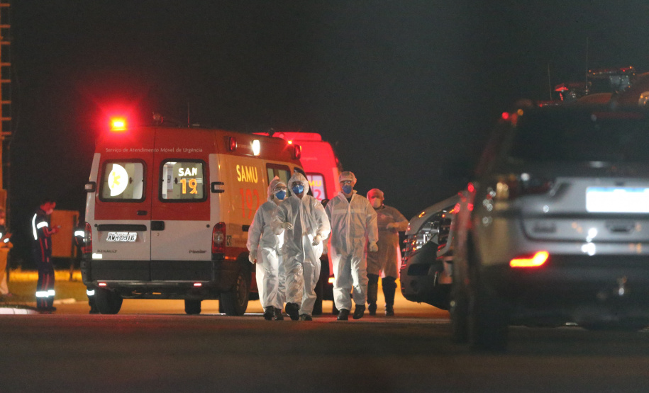 O Governo do Paraná recebe 14 pacientes com Covid-19, neste domingo (31), transferidos de Manaus (AM), Região Norte do País.  Apos o desembarque  no Aeroporto Internacional Afonso Pena, em São José dos Pinhais, eles serão encaminhados para tratamento no Hospital do Rocio, em Campo Largo.31/01/2021 - Foto: Geraldo Bubniak/AEN
