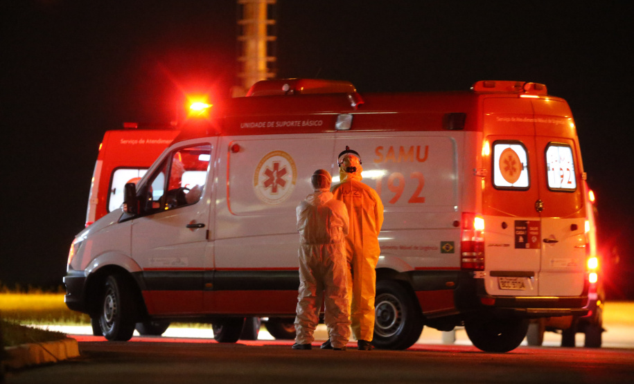O Governo do Paraná recebe 14 pacientes com Covid-19, neste domingo (31), transferidos de Manaus (AM), Região Norte do País.  Apos o desembarque  no Aeroporto Internacional Afonso Pena, em São José dos Pinhais, eles serão encaminhados para tratamento no Hospital do Rocio, em Campo Largo.31/01/2021 - Foto: Geraldo Bubniak/AEN