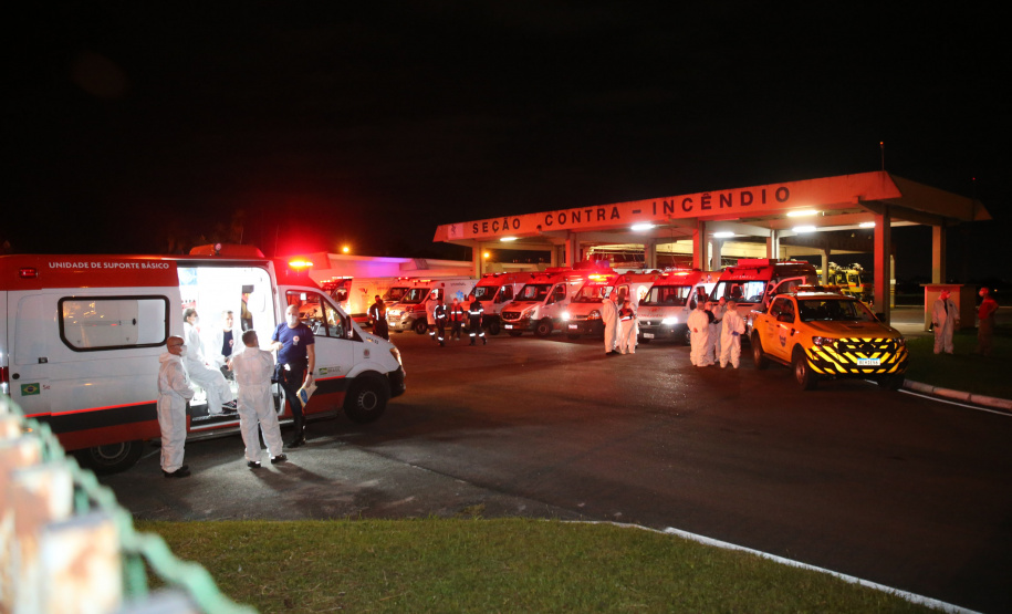 O Governo do Paraná recebe 14 pacientes com Covid-19, neste domingo (31), transferidos de Manaus (AM), Região Norte do País.  Apos o desembarque  no Aeroporto Internacional Afonso Pena, em São José dos Pinhais, eles serão encaminhados para tratamento no Hospital do Rocio, em Campo Largo.31/01/2021 - Foto: Geraldo Bubniak/AEN