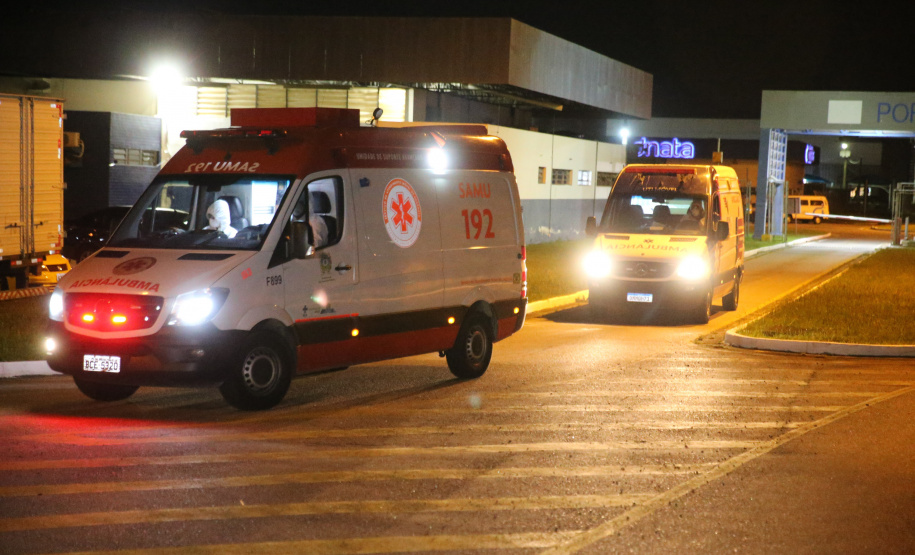 O Governo do Paraná recebe 14 pacientes com Covid-19, neste domingo (31), transferidos de Manaus (AM), Região Norte do País.  Apos o desembarque  no Aeroporto Internacional Afonso Pena, em São José dos Pinhais, eles serão encaminhados para tratamento no Hospital do Rocio, em Campo Largo.31/01/2021 - Foto: Geraldo Bubniak/AEN