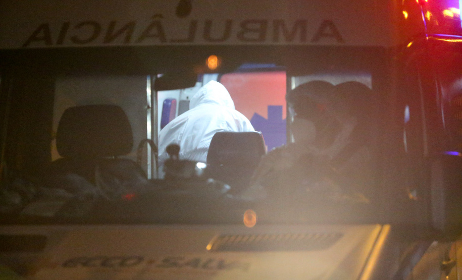 O Governo do Paraná recebe 14 pacientes com Covid-19, neste domingo (31), transferidos de Manaus (AM), Região Norte do País.  Apos o desembarque  no Aeroporto Internacional Afonso Pena, em São José dos Pinhais, eles serão encaminhados para tratamento no Hospital do Rocio, em Campo Largo.31/01/2021 - Foto: Geraldo Bubniak/AEN