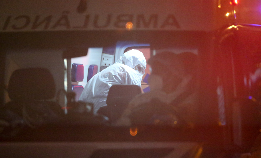 O Governo do Paraná recebe 14 pacientes com Covid-19, neste domingo (31), transferidos de Manaus (AM), Região Norte do País.  Apos o desembarque  no Aeroporto Internacional Afonso Pena, em São José dos Pinhais, eles serão encaminhados para tratamento no Hospital do Rocio, em Campo Largo.31/01/2021 - Foto: Geraldo Bubniak/AEN