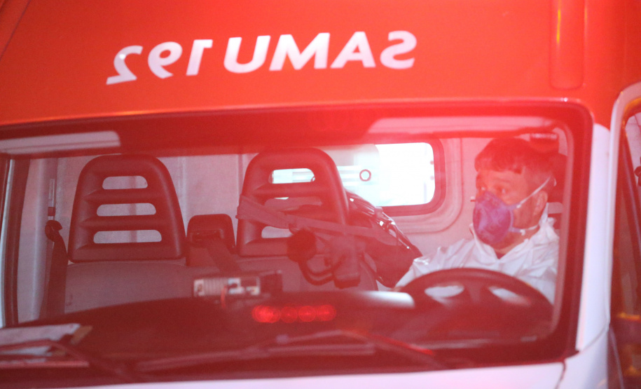 O Governo do Paraná recebe 14 pacientes com Covid-19, neste domingo (31), transferidos de Manaus (AM), Região Norte do País.  Apos o desembarque  no Aeroporto Internacional Afonso Pena, em São José dos Pinhais, eles serão encaminhados para tratamento no Hospital do Rocio, em Campo Largo.31/01/2021 - Foto: Geraldo Bubniak/AEN