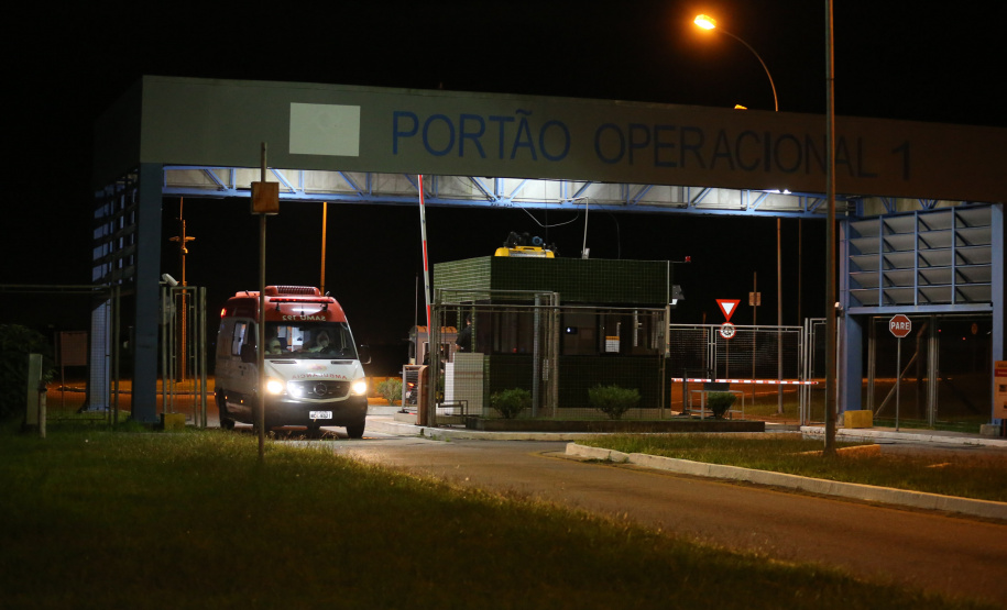 O Governo do Paraná recebe 14 pacientes com Covid-19, neste domingo (31), transferidos de Manaus (AM), Região Norte do País.  Apos o desembarque  no Aeroporto Internacional Afonso Pena, em São José dos Pinhais, eles serão encaminhados para tratamento no Hospital do Rocio, em Campo Largo.31/01/2021 - Foto: Geraldo Bubniak/AEN