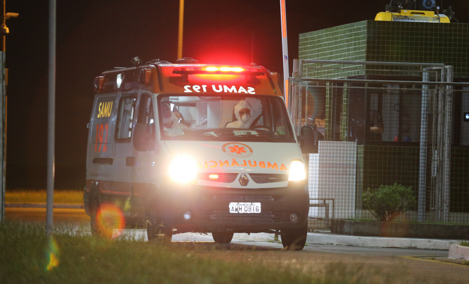 O Governo do Paraná recebe 14 pacientes com Covid-19, neste domingo (31), transferidos de Manaus (AM), Região Norte do País.  Apos o desembarque  no Aeroporto Internacional Afonso Pena, em São José dos Pinhais, eles serão encaminhados para tratamento no Hospital do Rocio, em Campo Largo.31/01/2021 - Foto: Geraldo Bubniak/AEN
