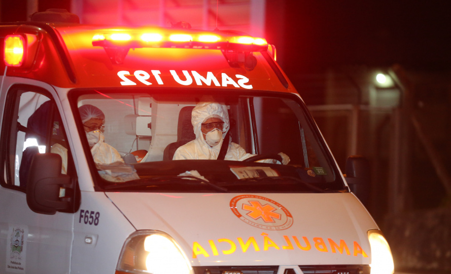 O Governo do Paraná recebe 14 pacientes com Covid-19, neste domingo (31), transferidos de Manaus (AM), Região Norte do País.  Apos o desembarque  no Aeroporto Internacional Afonso Pena, em São José dos Pinhais, eles serão encaminhados para tratamento no Hospital do Rocio, em Campo Largo.31/01/2021 - Foto: Geraldo Bubniak/AEN