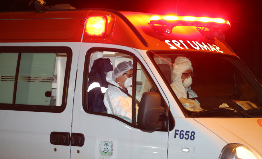 O Governo do Paraná recebe 14 pacientes com Covid-19, neste domingo (31), transferidos de Manaus (AM), Região Norte do País.  Apos o desembarque  no Aeroporto Internacional Afonso Pena, em São José dos Pinhais, eles serão encaminhados para tratamento no Hospital do Rocio, em Campo Largo.31/01/2021 - Foto: Geraldo Bubniak/AEN