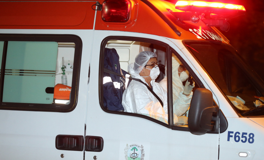 O Governo do Paraná recebe 14 pacientes com Covid-19, neste domingo (31), transferidos de Manaus (AM), Região Norte do País.  Apos o desembarque  no Aeroporto Internacional Afonso Pena, em São José dos Pinhais, eles serão encaminhados para tratamento no Hospital do Rocio, em Campo Largo.31/01/2021 - Foto: Geraldo Bubniak/AEN