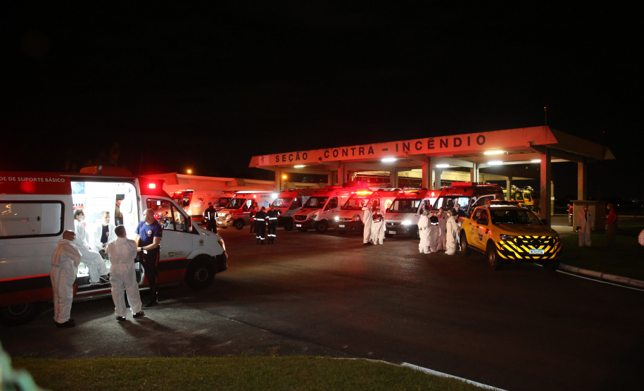 O Governo do Paraná recebe 14 pacientes com Covid-19, neste domingo (31), transferidos de Manaus (AM), Região Norte do País.  Apos o desembarque  no Aeroporto Internacional Afonso Pena, em São José dos Pinhais, eles serão encaminhados para tratamento no Hospital do Rocio, em Campo Largo.31/01/2021 - Foto: Geraldo Bubniak/AEN