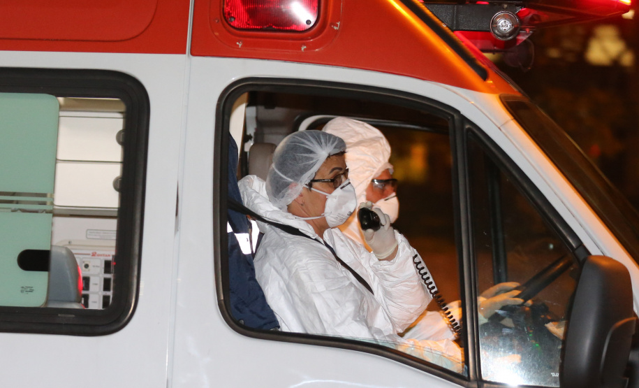 O Governo do Paraná recebe 14 pacientes com Covid-19, neste domingo (31), transferidos de Manaus (AM), Região Norte do País.  Apos o desembarque  no Aeroporto Internacional Afonso Pena, em São José dos Pinhais, eles serão encaminhados para tratamento no Hospital do Rocio, em Campo Largo.31/01/2021 - Foto: Geraldo Bubniak/AEN