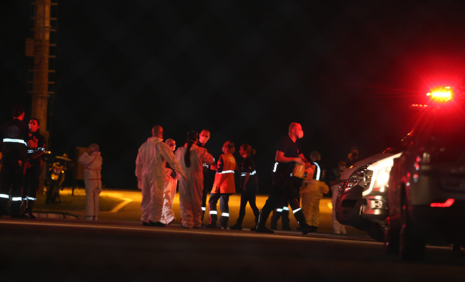 O Governo do Paraná recebe 14 pacientes com Covid-19, neste domingo (31), transferidos de Manaus (AM), Região Norte do País.  Apos o desembarque  no Aeroporto Internacional Afonso Pena, em São José dos Pinhais, eles serão encaminhados para tratamento no Hospital do Rocio, em Campo Largo.31/01/2021 - Foto: Geraldo Bubniak/AEN