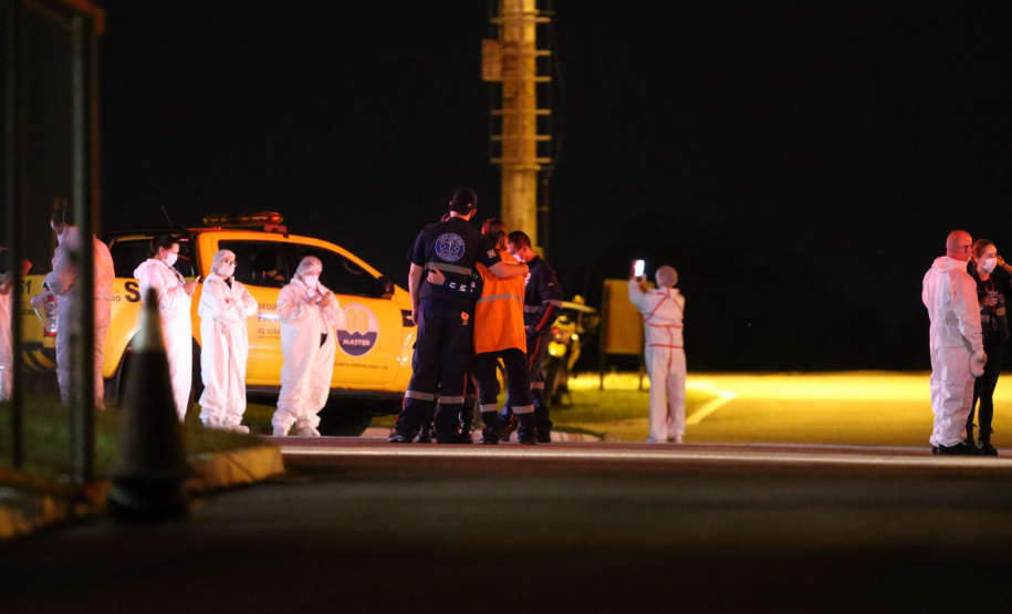 O Governo do Paraná recebe 14 pacientes com Covid-19, neste domingo (31), transferidos de Manaus (AM), Região Norte do País.  Apos o desembarque  no Aeroporto Internacional Afonso Pena, em São José dos Pinhais, eles serão encaminhados para tratamento no Hospital do Rocio, em Campo Largo.31/01/2021 - Foto: Geraldo Bubniak/AEN