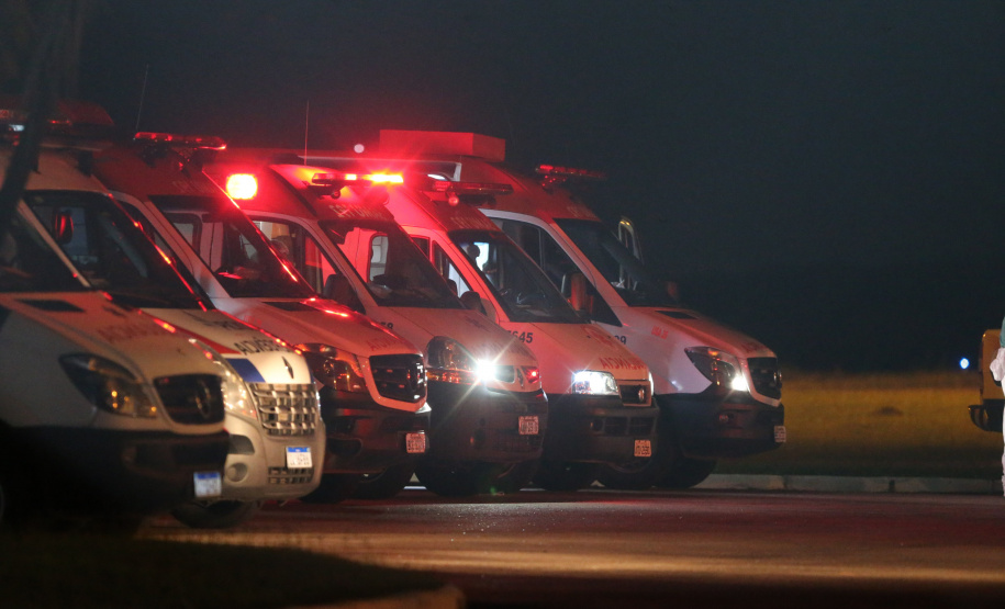 O Governo do Paraná recebe 14 pacientes com Covid-19, neste domingo (31), transferidos de Manaus (AM), Região Norte do País.  Apos o desembarque  no Aeroporto Internacional Afonso Pena, em São José dos Pinhais, eles serão encaminhados para tratamento no Hospital do Rocio, em Campo Largo.31/01/2021 - Foto: Geraldo Bubniak/AEN