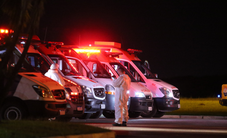 O Governo do Paraná recebe 14 pacientes com Covid-19, neste domingo (31), transferidos de Manaus (AM), Região Norte do País.  Apos o desembarque  no Aeroporto Internacional Afonso Pena, em São José dos Pinhais, eles serão encaminhados para tratamento no Hospital do Rocio, em Campo Largo.31/01/2021 - Foto: Geraldo Bubniak/AEN