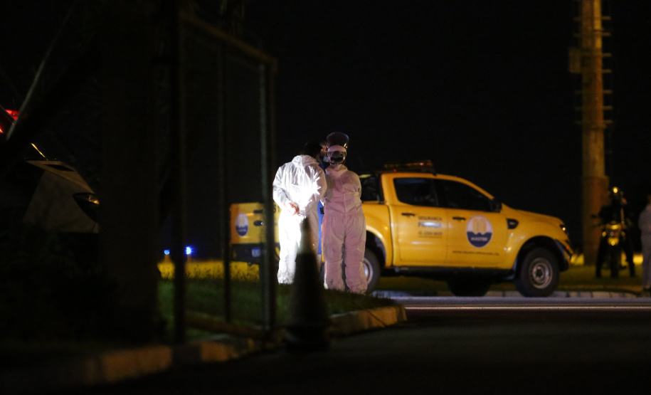 O Governo do Paraná recebe 14 pacientes com Covid-19, neste domingo (31), transferidos de Manaus (AM), Região Norte do País.  Apos o desembarque  no Aeroporto Internacional Afonso Pena, em São José dos Pinhais, eles serão encaminhados para tratamento no Hospital do Rocio, em Campo Largo.31/01/2021 - Foto: Geraldo Bubniak/AEN