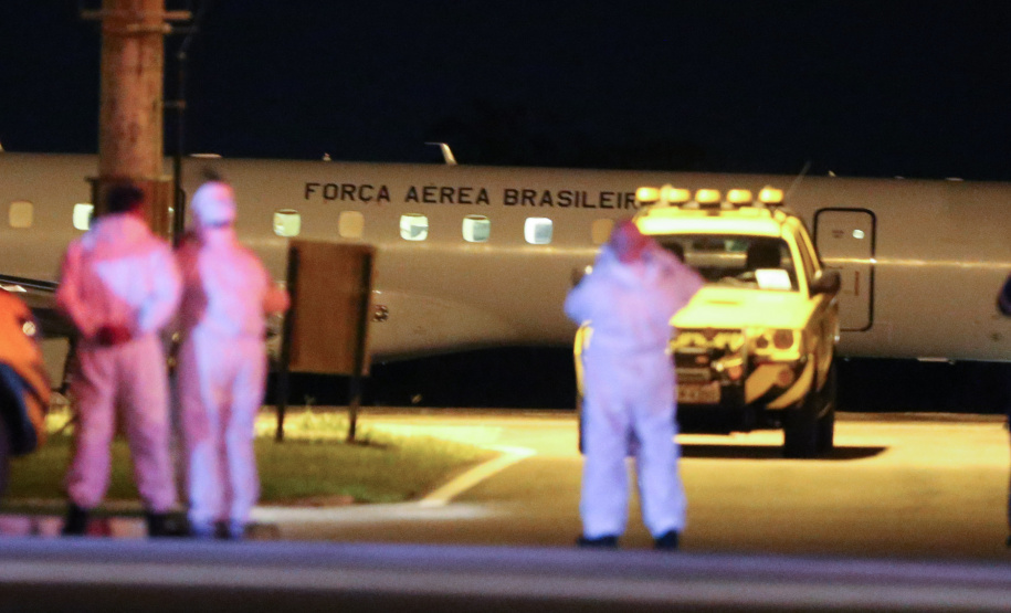 O Governo do Paraná recebe 14 pacientes com Covid-19, neste domingo (31), transferidos de Manaus (AM), Região Norte do País.  Apos o desembarque  no Aeroporto Internacional Afonso Pena, em São José dos Pinhais, eles serão encaminhados para tratamento no Hospital do Rocio, em Campo Largo.31/01/2021 - Foto: Geraldo Bubniak/AEN