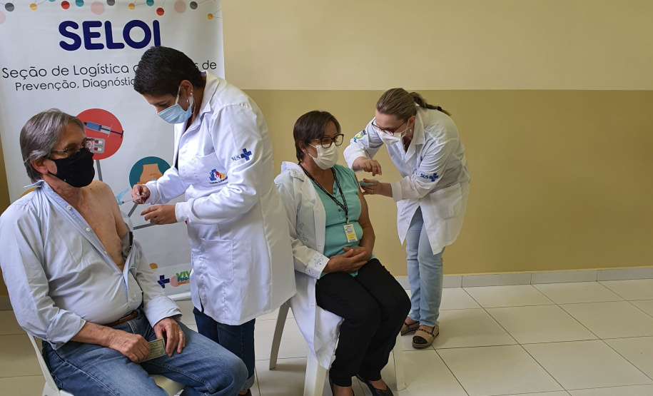 A vacinação contra a Covid-19 foi iniciada no Complexo Médico Penal (CMP), em Pinhais, na última semana. Os imunizantes CoronaVac, produzidos pelo Instituto Butantan em parceria com a farmacêutica Sinovac, foram aplicados pela Secretaria Municipal da Saúde de Pinhais em profissionais da saúde que atuam na unidade do Departamento Penitenciário do Paraná (Depen/PR).  -  Foto: Depen/PR