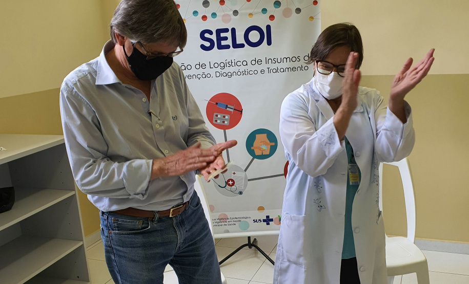 A vacinação contra a Covid-19 foi iniciada no Complexo Médico Penal (CMP), em Pinhais, na última semana. Os imunizantes CoronaVac, produzidos pelo Instituto Butantan em parceria com a farmacêutica Sinovac, foram aplicados pela Secretaria Municipal da Saúde de Pinhais em profissionais da saúde que atuam na unidade do Departamento Penitenciário do Paraná (Depen/PR).  -  Foto: Depen/PR