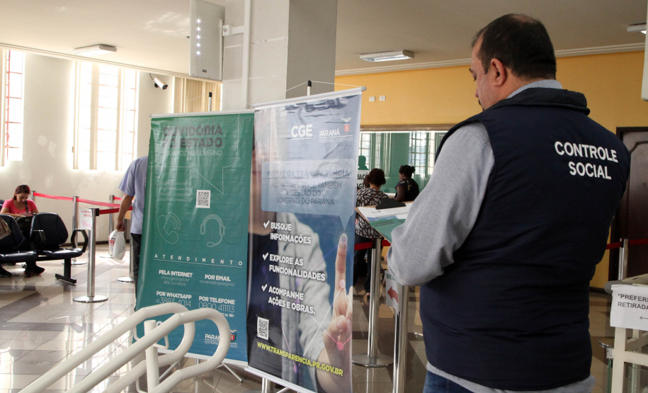 A Controladoria-Geral do Estado planeja visitar 90 cidades este ano, para verificar a qualidade do atendimento em serviços estaduais que prestam atendimento presencial. A equipe que forma a CGE – Itinerante começou nesta semana a série de viagens com o objetivo de entrevistar cidadãos que buscaram serviço estadual e divulgar os canais de ouvidoria e transparência. - Foto: Ari Dias/AEN