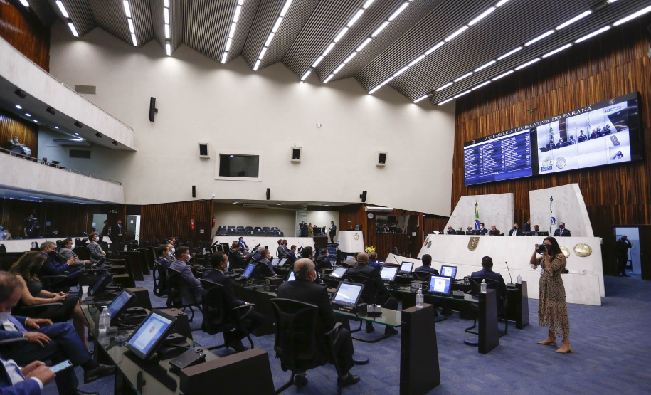 O governador Carlos Massa Ratinho Junior participou nesta segunda-feira (1º) da posse da nova Mesa Diretora da Assembleia Legislativa do Paraná para o biênio 2021/2022. Será a 19ª Legislatura da Casa e a quarta presidência consecutiva do deputado estadual Ademar Traiano.
Foto:Jonathan Campos/AEN