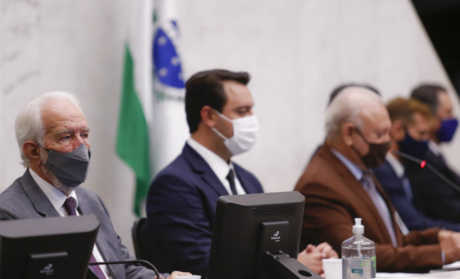 O governador Carlos Massa Ratinho Junior participou nesta segunda-feira (1º) da posse da nova Mesa Diretora da Assembleia Legislativa do Paraná para o biênio 2021/2022. Será a 19ª Legislatura da Casa e a quarta presidência consecutiva do deputado estadual Ademar Traiano.
Foto:Jonathan Campos/AEN