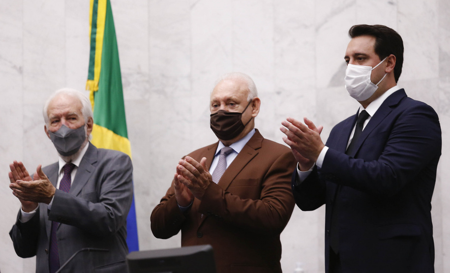 O governador Carlos Massa Ratinho Junior participou nesta segunda-feira (1º) da posse da nova Mesa Diretora da Assembleia Legislativa do Paraná para o biênio 2021/2022. Será a 19ª Legislatura da Casa e a quarta presidência consecutiva do deputado estadual Ademar Traiano.
Foto:Jonathan Campos/AEN