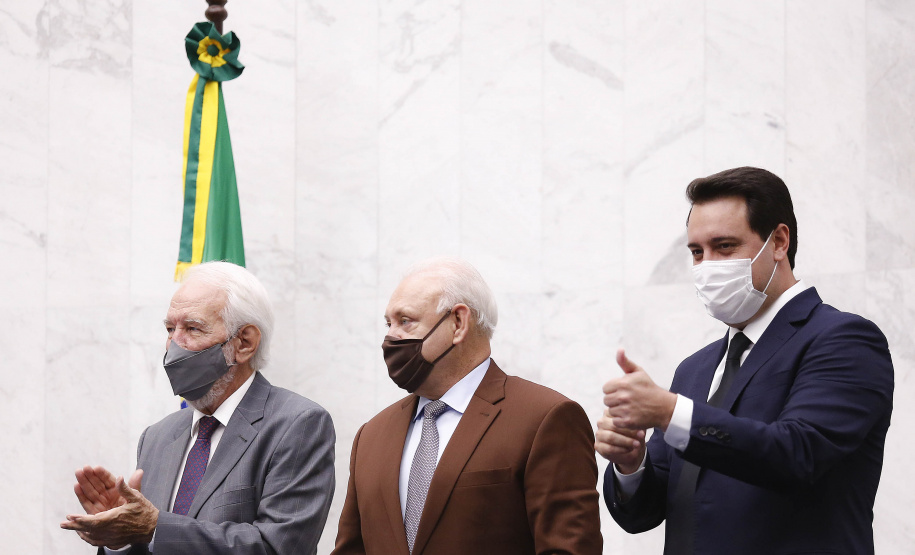 O governador Carlos Massa Ratinho Junior participou nesta segunda-feira (1º) da posse da nova Mesa Diretora da Assembleia Legislativa do Paraná para o biênio 2021/2022. Será a 19ª Legislatura da Casa e a quarta presidência consecutiva do deputado estadual Ademar Traiano.
Foto:Jonathan Campos/AEN
