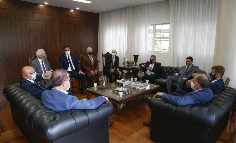 O governador Carlos Massa Ratinho Junior participou nesta segunda-feira (1º) da posse da nova Mesa Diretora da Assembleia Legislativa do Paraná para o biênio 2021/2022. Será a 19ª Legislatura da Casa e a quarta presidência consecutiva do deputado estadual Ademar Traiano.
Foto:Jonathan Campos/AEN
