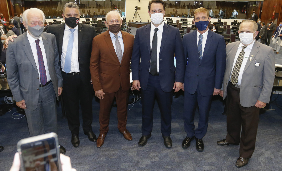 O governador Carlos Massa Ratinho Junior participou nesta segunda-feira (1º) da posse da nova Mesa Diretora da Assembleia Legislativa do Paraná para o biênio 2021/2022. Será a 19ª Legislatura da Casa e a quarta presidência consecutiva do deputado estadual Ademar Traiano.
Foto:Jonathan Campos/AEN