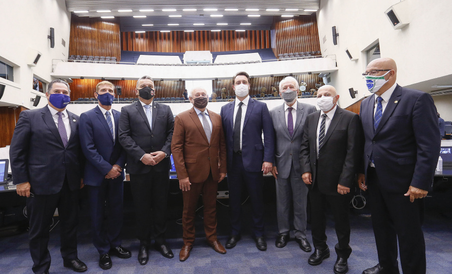 O governador Carlos Massa Ratinho Junior participou nesta segunda-feira (1º) da posse da nova Mesa Diretora da Assembleia Legislativa do Paraná para o biênio 2021/2022. Será a 19ª Legislatura da Casa e a quarta presidência consecutiva do deputado estadual Ademar Traiano.
Foto:Jonathan Campos/AEN