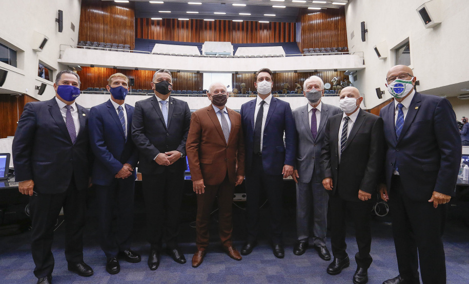 O governador Carlos Massa Ratinho Junior participou nesta segunda-feira (1º) da posse da nova Mesa Diretora da Assembleia Legislativa do Paraná para o biênio 2021/2022. Será a 19ª Legislatura da Casa e a quarta presidência consecutiva do deputado estadual Ademar Traiano.
Foto:Jonathan Campos/AEN