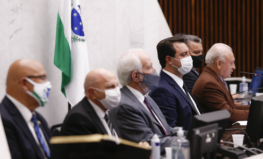 O governador Carlos Massa Ratinho Junior participou nesta segunda-feira (1º) da posse da nova Mesa Diretora da Assembleia Legislativa do Paraná para o biênio 2021/2022. Será a 19ª Legislatura da Casa e a quarta presidência consecutiva do deputado estadual Ademar Traiano.
Foto:Jonathan Campos/AEN