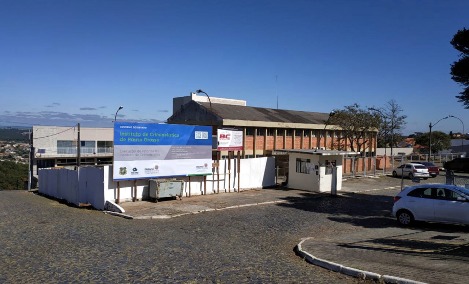 Os trabalhos da Polícia Científica em Ponta Grossa voltaram a funcionar no prédio da instituição na cidade, nesta segunda-feira (01). O local estava interditado desde setembro de 2018, devido ao comprometimento na estrutura do muro da unidade.   -  Foto: Divulgação Polícia Cientítica