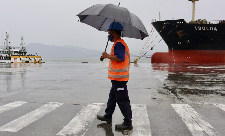 Porto registra aumento na paralisação de operação por chuva. Foto: Claudio Neves/ Portos do Paraná  -  Foto: Claudio Neves/Portos do Paraná