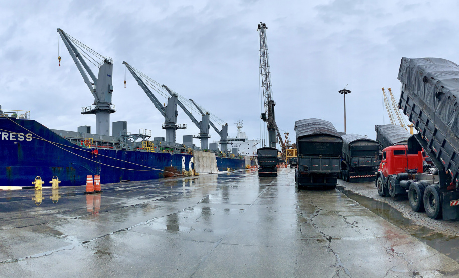 Porto registra aumento na paralisação de operação por chuva. Foto: Claudio Neves/ Portos do Paraná  -  Foto: Claudio Neves/Portos do Paraná
