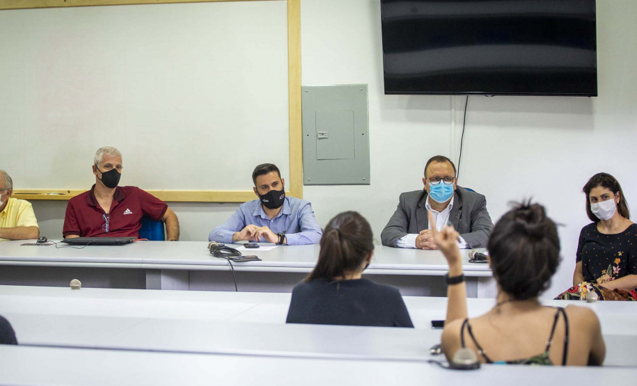 Assunto foi tema de uma reunião entre dirigentes da Universidade e representantes dos estudantes, que reivindicam o retorno às atividades presenciais.
Foto: UEM