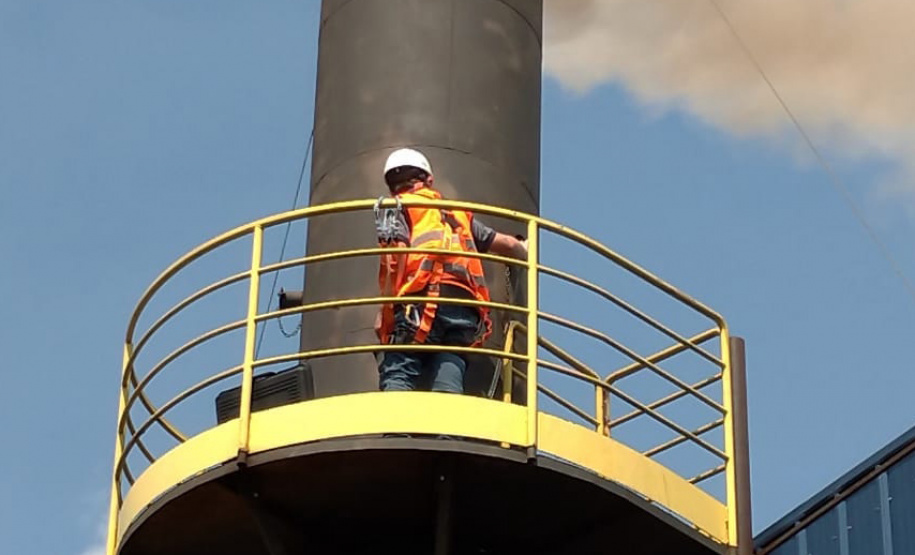 Estado monitora fumaça de chaminés  -  Paraná é um dos únicos estados do país com medição das emissões atmosféricas em chaminés, grandes vilões da qualidade do ar, principalmente nas indústrias que possuem caldeiras, fornos, secadores ou qualquer equipamento que lance na atmosfera gases ou partículas. - Foto: Divulgação SEDEST/IAT