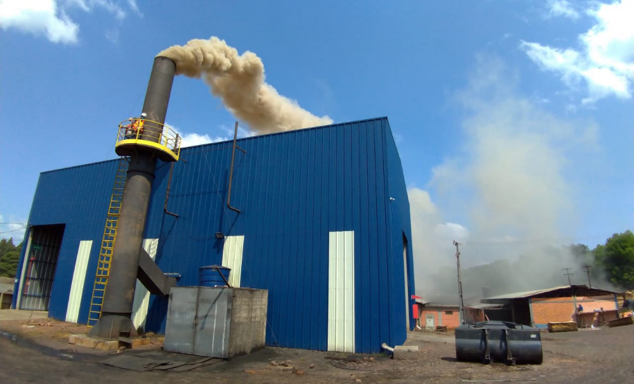Estado monitora fumaça de chaminés  -  Paraná é um dos únicos estados do país com medição das emissões atmosféricas em chaminés, grandes vilões da qualidade do ar, principalmente nas indústrias que possuem caldeiras, fornos, secadores ou qualquer equipamento que lance na atmosfera gases ou partículas. - Foto: Divulgação SEDEST/IAT