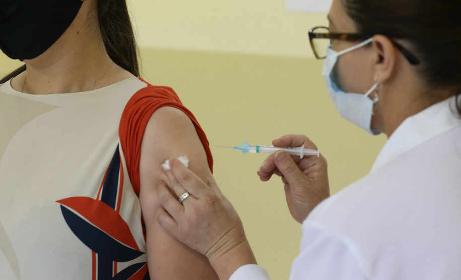 O Paraná atingiu nesta quarta-feira (03) a marca de 163.106 pessoas vacinadas contra a Covid-19. O número representa 68,2% das 238.871 doses distribuídas até o momento pelo Governo do Estado aos 399 municípios paranaenses.  03/02/2021. Foto: Geraldo Bubniak/AEN